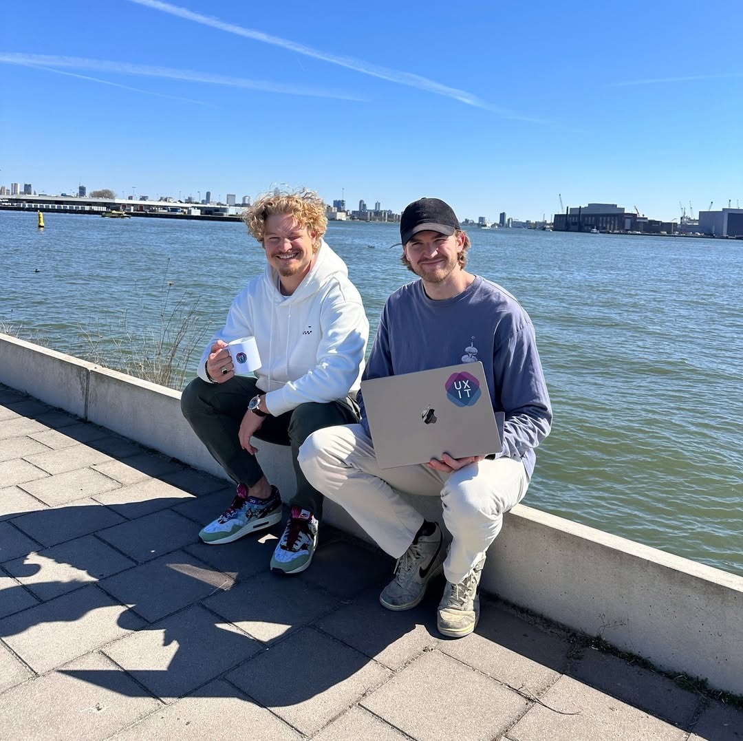 Het UXIT team — Laurens, Gijs en Beer aan de Maas in Schiedam